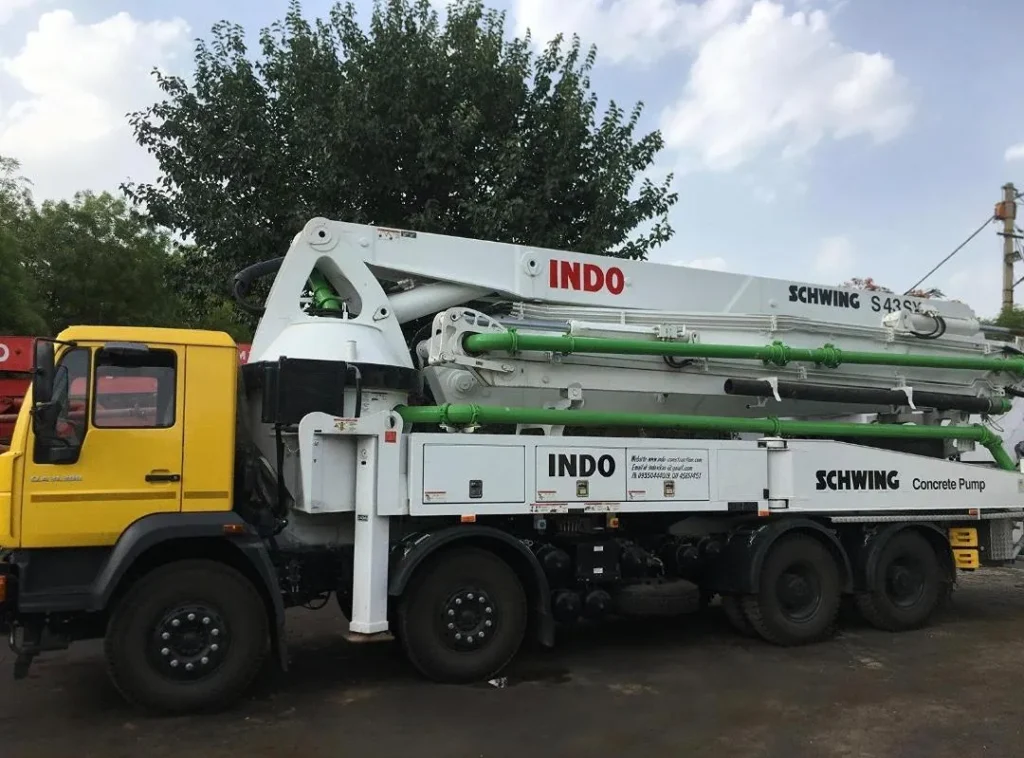 Unit pompa beton dengan boom terlipat
