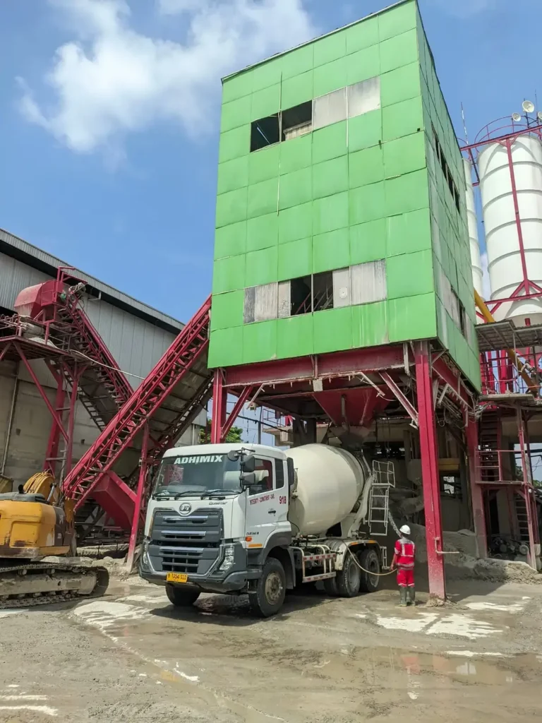 Truk mixer di bawah menara batching plant