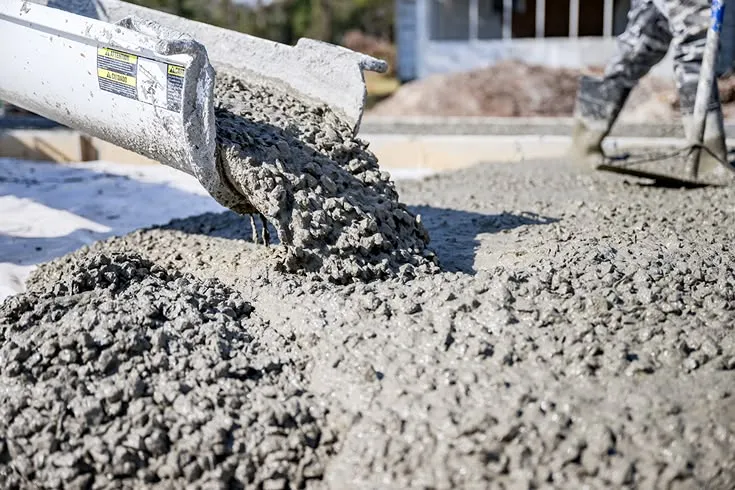 Beton readymix dituang dari talang truk mixer